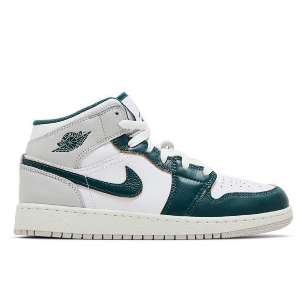 Jordan 1
se mid gs
Oxidized green
Brand new